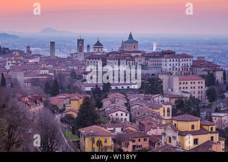 Historische Stadt Bergamo, Lombardei, Italien, Luftbild von Türmen und Kuppeln der Altstadt Stockfoto