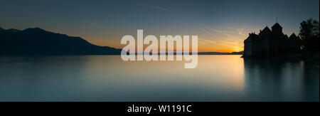 Montreux, VD/Schweiz - vom 31. Mai 2019: Panorama Blick auf das historische Schloss Chillon am Genfer See bei Sonnenuntergang Stockfoto