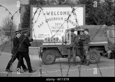 Greenham Common RAF Base 1983 britische Armee Militär Polizei RAF Basis schützen, während die CND Frauen Friedenscamp Blockade. 1980 s UK HOMER SYKES Stockfoto