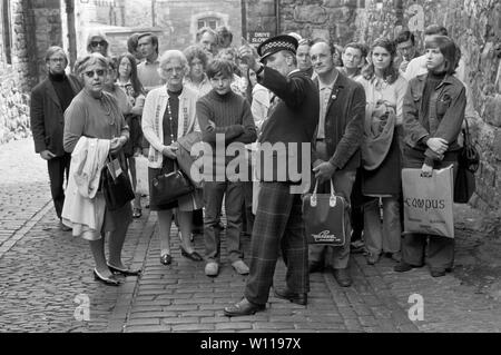 Reiseleiter UK. Ein älterer alter Soldat, der Medaillen trägt, arbeitet als Reiseleiter für eine Personengruppe Edinburgh Castle 1970s Scotland UK 1971 HOMER SYKES Stockfoto