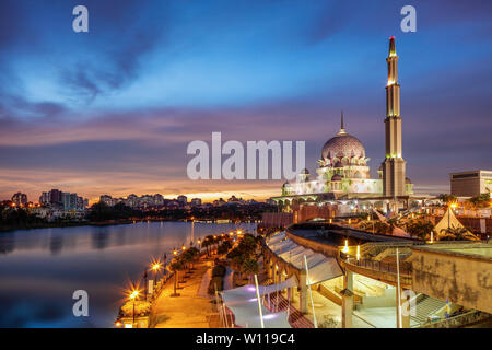 Die blaue Stunde an der Putra Mosque, Putrajaya, Malaysia. Stockfoto