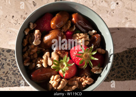 Obst und Kaffee in der Schüssel. Lebensmittel, die reich an Vitaminen Stockfoto