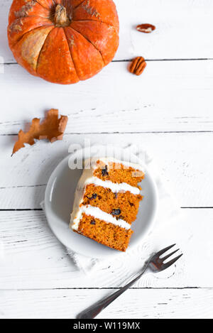 Pumpkin Spice oder Karotte geschichteten Kuchen mit Cream Cheese frosting auf Weiß, Ansicht von oben. Hausgemachte Desserts für Halloween und Thanksgiving - saisonale autumna Stockfoto