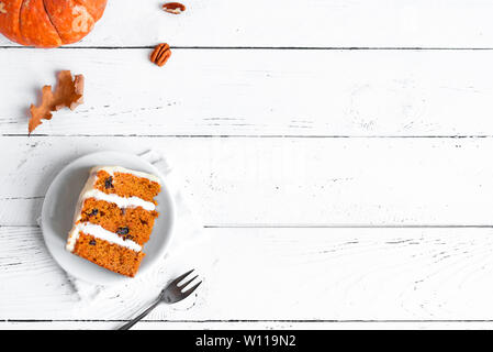 Pumpkin Spice oder Karotte geschichteten Kuchen mit Cream Cheese frosting auf Weiß, Ansicht von oben. Hausgemachte Desserts für Halloween und Thanksgiving - saisonale autumna Stockfoto