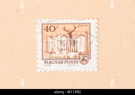 Ungarn - ca. 1972: einen Stempel in Ungarn gedruckt, zeigt ein großes Gebäude und ein Reh, ca. 1972 Stockfoto