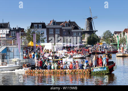 LEIDEN, Niederlande - 27 Juni 2019: Traditionelles Festival bekannt als Leidse Lakenfeesten berühmt durch Parade von lustig dekorierten Boote.-Bild Stockfoto