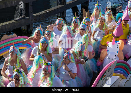 LEIDEN, Niederlande - 27 Juni 2019: Traditionelles Festival bekannt als Leidse Lakenfeesten berühmt durch Parade von lustig dekorierten Boote.-Bild Stockfoto