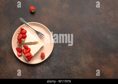Käsekuchen mit frischen Erdbeeren zum Nachtisch - gesunde organische Sommer Beeren dessert Käsekuchen, Kopieren, Ansicht von oben. Hausgemachter Käsekuchen. Stockfoto