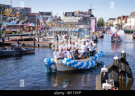 LEIDEN, Niederlande - 27 Juni 2019: Traditionelles Festival bekannt als Leidse Lakenfeesten berühmt durch Parade von lustig dekorierten Boote.-Bild Stockfoto