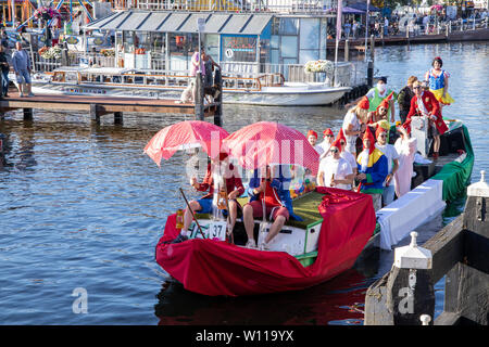 LEIDEN, Niederlande - 27 Juni 2019: Traditionelles Festival bekannt als Leidse Lakenfeesten berühmt durch Parade von lustig dekorierten Boote.-Bild Stockfoto