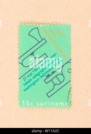 Surinam - ca. 1980: einen Stempel in Suriname zeigt Welt Kommunikation Tag gedruckt, ca. 1980 Stockfoto