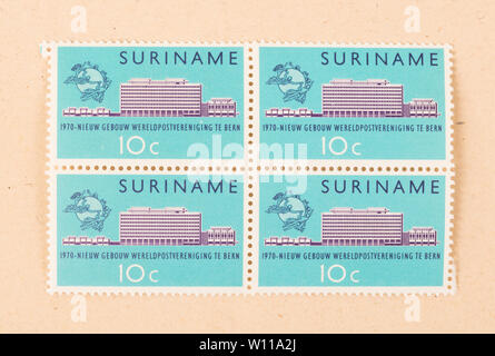 Surinam - circa 1970: einen Stempel in Suriname gedruckt zeigt ein Gebäude, um 1970 Stockfoto