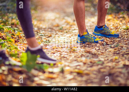 Laufen Sport Fitness Mann. Nahaufnahme der männlichen Beine und Schuhe. Junger Mann Athlet fitness runner Laufschuhe. Trail Running Konzept. Stockfoto