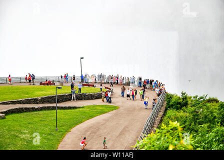 26. Juni 2011: Schöne Aussicht auf die Niagara Fälle mit Hilfsgerät, amerikanische Seite. USA, Kanada Stockfoto