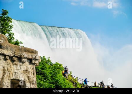 Schöne erstaunliche Panarama Blick auf die Niagara Fälle, amerikanische Seite. USA, Kanada Stockfoto