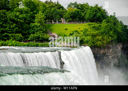 Schöne Aussicht auf die Niagara Fälle, amerikanische Seite. USA, Kanada Stockfoto