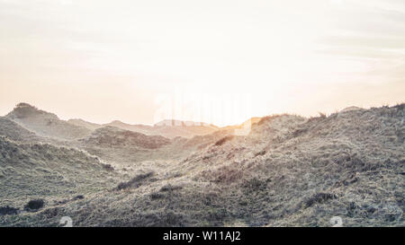 Ruhige und bunten Sonnenuntergang am Strand in Grønhøj Strand in der Nähe von Løkken, Dänemark Stockfoto