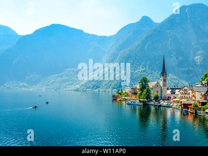 Schönen romantischen Blick auf Kirche in Hallstatt am Hallstätter See mit Booten, Alpen. Salzkammergut, Salzburger Land, in der Nähe Salzburg, Austri Stockfoto