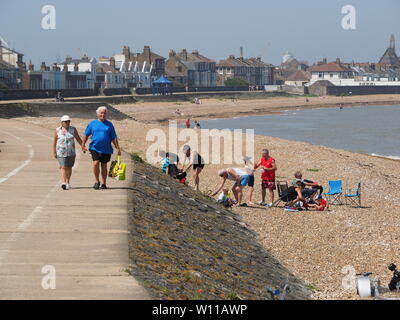 Sheerness, Kent, Großbritannien. 29 Juni, 2019. UK Wetter: ein sonniger und warmer Tag an Sheerness Strand in Kent. Credit: James Bell/Alamy leben Nachrichten Stockfoto