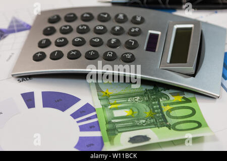 Jahresrechnung. Rechner, Euro auf die Charts. Close-up. Business Konzept Stockfoto