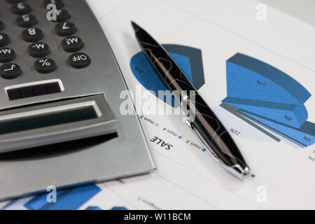 Jahresrechnung. Taschenrechner und Kugelschreiber auf den Charts. Close-up. Business Konzept Stockfoto