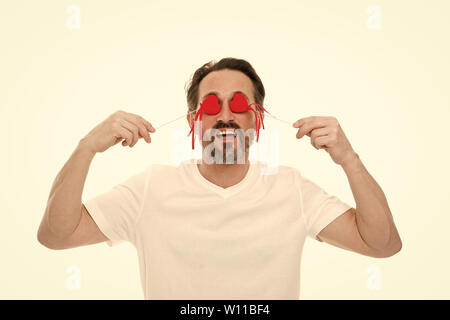 Liebe und romantische Gefühle Konzept. Herz-Attribut von Valentine. Herz Geschenk präsentieren. Man bärtige Hipster halten Herz. Romantischer Kerl verlieben. Gruß aus ehrlichem Herzen. Valentines Tag feiern. Stockfoto