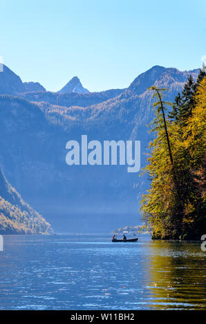Wunderschöne Aussicht auf Konigsee (koenigssee, Konigssee, Königssee) See im Herbst. Nationalpark Berchtesgaden, Bayern (Bayern), Deutschland. Stockfoto