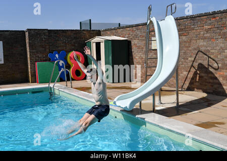 Ein Schwimmer verwendet die Folie am Lido in Chipping Norton, Oxfordshire, an dem Tag, an dem ein neuer Datensatz für einen Juni Temperatur in Großbritannien sehen konnte. Stockfoto