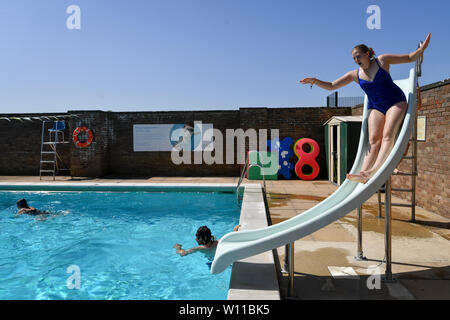 Ein Schwimmer verwendet die Folie am Lido in Chipping Norton, Oxfordshire, an dem Tag, an dem ein neuer Datensatz für einen Juni Temperatur in Großbritannien sehen konnte. Stockfoto