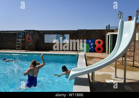 Ein Schwimmer verwendet die Folie am Lido in Chipping Norton, Oxfordshire, an dem Tag, an dem ein neuer Datensatz für einen Juni Temperatur in Großbritannien sehen konnte. Stockfoto