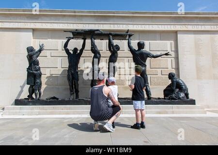 Alrewas, Staffordshire, Großbritannien. 29. Juni 2029. Am heißesten Tag des Jahres bisher Besucher die Streitkräfte Tag am National Arboretum in der Nähe von Lichfield, Staffordshire. Peter Lopeman/Alamy leben Nachrichten Stockfoto