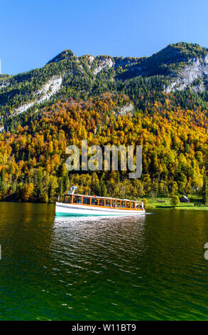 Boot Schiff am schönen Königssee (Konigssee, Königsee, Konigssee, Königssee, Koenigssee,) See im Herbst. Nationalpark Berchtesgaden, Bayern (Bayern Stockfoto