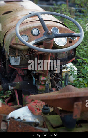 Verlassen des Traktors auf einem Green Lane in der Nähe von Oakshott, Hampshire, Großbritannien Stockfoto