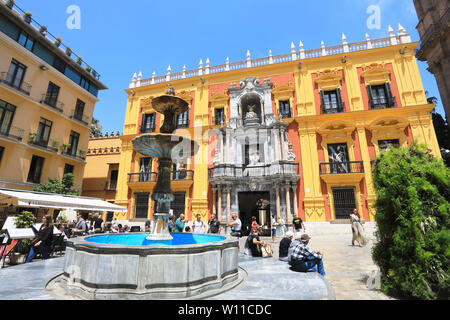 Die bunten Spanischen barocke Fassade des bischöflichen Palce, die zeigt, religiöse Kunst Ausstellungen, an der Plaza Obispo, in der Altstadt von Malaga Stadt Stadt, Spanien Stockfoto