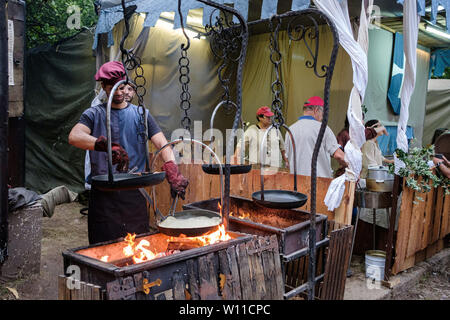 Guimaraes, Portugal - 23. Juni 2019: der 9. Auflage des Afonsina Messe, Mittelalter, Zeichen, Touristen und Kunsthandwerk, Guimaraes, Portugal Stockfoto