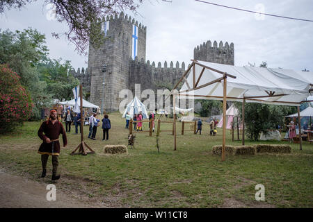 Guimaraes, Portugal - 23. Juni 2019: der 9. Auflage des Afonsina Messe, Mittelalter, Zeichen, Touristen und Kunsthandwerk, Guimaraes, Portugal Stockfoto