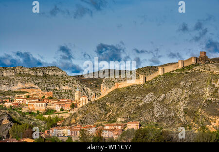 Stadt, defensive mittelalterliche Mauer bei Sonnenaufgang in Albarracin, Sierra de Albarracin, Provinz Teruel, Aragon, Spanien Stockfoto