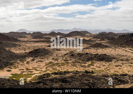 Vulkanische Landschaft auf der Insel Lobos in Fuerteventura, Kanarische Inseln, an einem bewölkten Tag Stockfoto