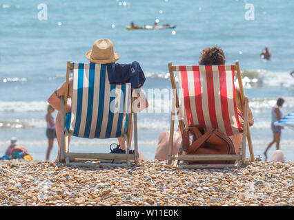 Lyme Regis, Dorset, Großbritannien. 29. Juni 2019. UK Wetter: Ein älteres Ehepaar entspannen Sie in Liegestühlen in glühend heiße Sonne am heißesten Wochenende des Jahres bisher. Es war der heißeste Juni auf Aufzeichnung. Credit: Celia McMahon/Alamy Leben Nachrichten. Stockfoto