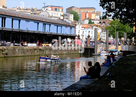 Bristol, UK, 29. Juni 2019. Die Temperaturen sind Prognose bis 28 Grad C in Bristol heute geschlagen. Menschen in Richtung Hafen und Brunnen eine Atempause von der Hitze zu finden. Credit: Herr Standfast/Alamy leben Nachrichten Stockfoto