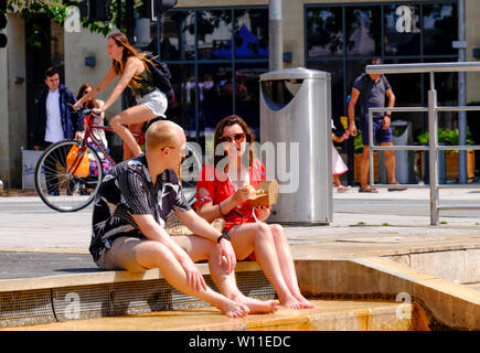 Bristol, UK, 29. Juni 2019. Die Temperaturen sind Prognose bis 28 Grad C in Bristol heute geschlagen. Menschen in Richtung Hafen und Brunnen eine Atempause von der Hitze zu finden. Credit: Herr Standfast/Alamy leben Nachrichten Stockfoto