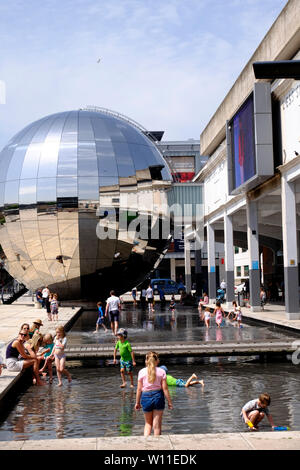 Bristol, UK, 29. Juni 2019. Die Temperaturen sind Prognose bis 28 Grad C in Bristol heute geschlagen. Menschen in Richtung Hafen und Brunnen eine Atempause von der Hitze zu finden. Credit: Herr Standfast/Alamy leben Nachrichten Stockfoto