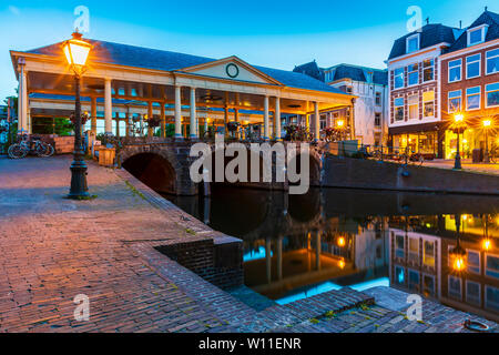 Historischen, touristischen niederländischen Stadt Leiden Rathaus koornbrug und Kanäle während der Dämmerung Stockfoto