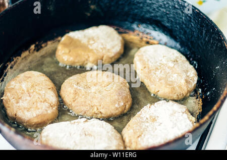 Hausgemachte gebratene Hackfleisch Schnitzel, Braten in einer Pfanne in Öl Stockfoto