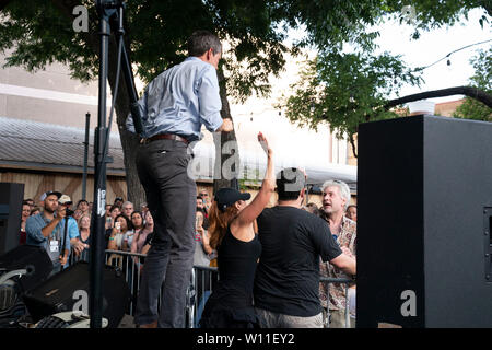 Austin, Texas, USA. 28. Juni 2019. Ein unbekannter Mann versucht, spielerisch die Amis Beto O'Rourke von der Bühne als Sicherheit Schritte während der US-Präsident Kandidat O'Rourke begrüßt über 300 Unterstützer an Scholtz Garten in der Innenstadt von Austin zwei Tage nachdem er mit neun weiteren Kandidaten in der ersten demokratischen Debatte von 2019 zusammengestoßen. O'Rourke Rally war zur gleichen Zeit wie Texas Challenger julian Castro über eine Meile entfernt statt. Credit: Bob Daemmrich/Alamy leben Nachrichten Stockfoto