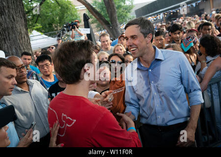 Us-demokratischen Präsidentenprimär Kandidat Beto O'Rourke Werke ins Schwitzen während der begrüssung einige der 300 Unterstützer Teilnahme an einer Kundgebung am Scholtz Garten in der Innenstadt von Austin, Texas, USA. Stockfoto