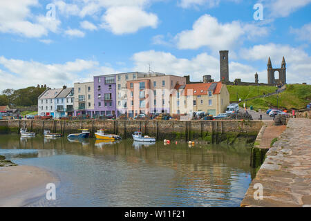 ST ANDREWS FIFE SCHOTTLAND zum Pier und den bunten Häusern MIT BLICK AUF DEN KLEINEN HAFEN IM SOMMER DOM RUINEN IN DER FERNE Stockfoto