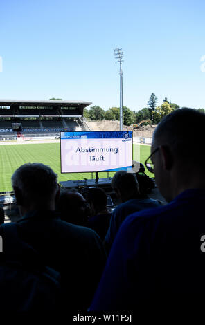 Karlsruhe, Deutschland. 29 Juni, 2019. Die Abstimmung läuft im Wildparkstadion. GES/fussball/2. Bundesliga: Mitgliederversammlung der Karlsruher Sport-Club zu den Themen von Spin-offs, 29.06.2019 | Verwendung der weltweiten Kredit: dpa/Alamy leben Nachrichten Stockfoto