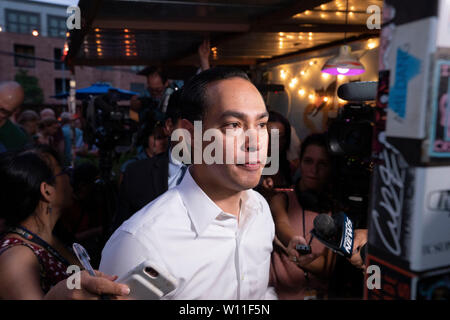 Austin, Texas, USA. 28. Juni 2019. Us-Präsident Kandidat Julian Castro von San Antonio spricht mit einem TV-Reporter an ein bezahltes Kapital - der Erbauer, zwei Tage nach der ersten demokratischen Präsidentschaftswahlen Debatte von 2019. Castro und Texas challenger Beto O'Rourke statt konkurrierende Veranstaltungen zur gleichen Zeit etwa eine Meile auseinander. Credit: Bob Daemmrich/Alamy leben Nachrichten Stockfoto