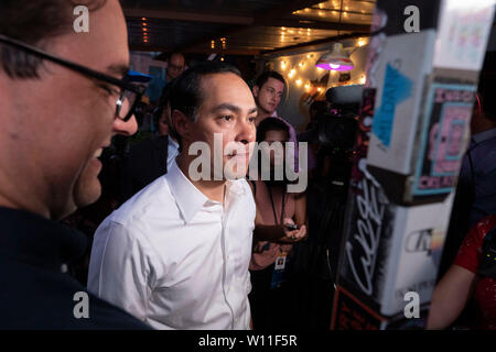 Austin, Texas, USA. 28. Juni 2019. Us-Präsident Kandidat Julian Castro von San Antonio spricht mit einem TV-Reporter an ein bezahltes Kapital - der Erbauer, zwei Tage nach der ersten demokratischen Präsidentschaftswahlen Debatte von 2019. Castro und Texas challenger Beto O'Rourke statt konkurrierende Veranstaltungen zur gleichen Zeit etwa eine Meile auseinander. Credit: Bob Daemmrich/Alamy leben Nachrichten Stockfoto